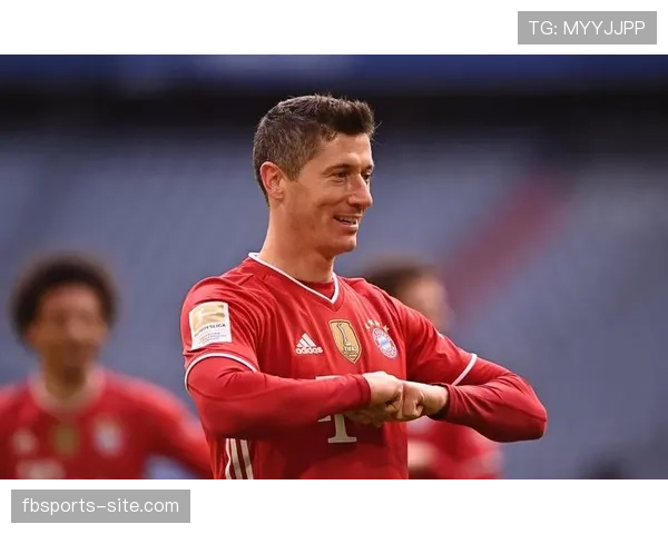 撕开后防制造射门，莱万本赛季回撤串联胜往绩